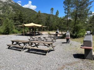 barbecue aan de rivier op camping domaine de l'ubaye